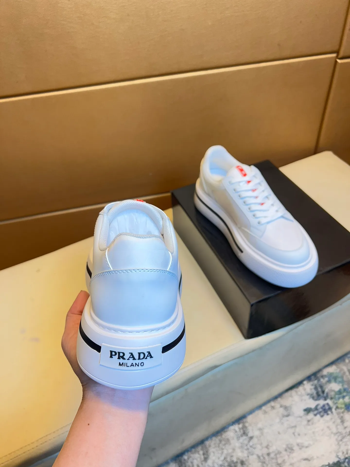 pp560💰👑👑《PRADA》【Classic Original Version】Prada: Top 🔝 Purchasing Agent 🔍🔍Sold at the latest men’s counter simultaneously, imported high-quality original version from Italy 🇮🇹: 🔝Brand silk calfskin·Shoe height, brand logo·Brand high mercerized canvas cloth·Tongue screen printing Brand logo: Prominent (high-end, extravagance, class), exquisite workmanship (imported Italian 🇮🇹 water-based mesh lining, 🐂cowhide feet), soles: original soles specially provided by the original factory, double-layer movable molding: transparent air cushion bottom, environmentally friendly, wear-resistant, ultra-light, comfortable, 🌲🌲🌲, real-life photos 🎬The real ones are more beautiful Wide code number 38-44 (45 46 customized)
